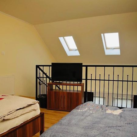 Viktor Vendégház és Apartmanház Baktaloranthaza Esterno foto