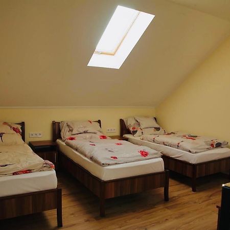 Viktor Vendégház és Apartmanház Baktaloranthaza Esterno foto