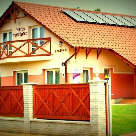 Viktor Vendégház és Apartmanház Baktaloranthaza Esterno foto