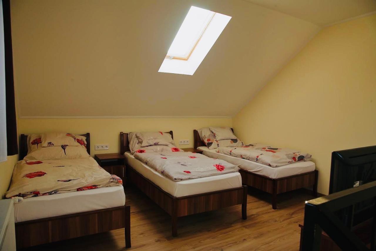 Viktor Vendégház és Apartmanház Baktaloranthaza Esterno foto