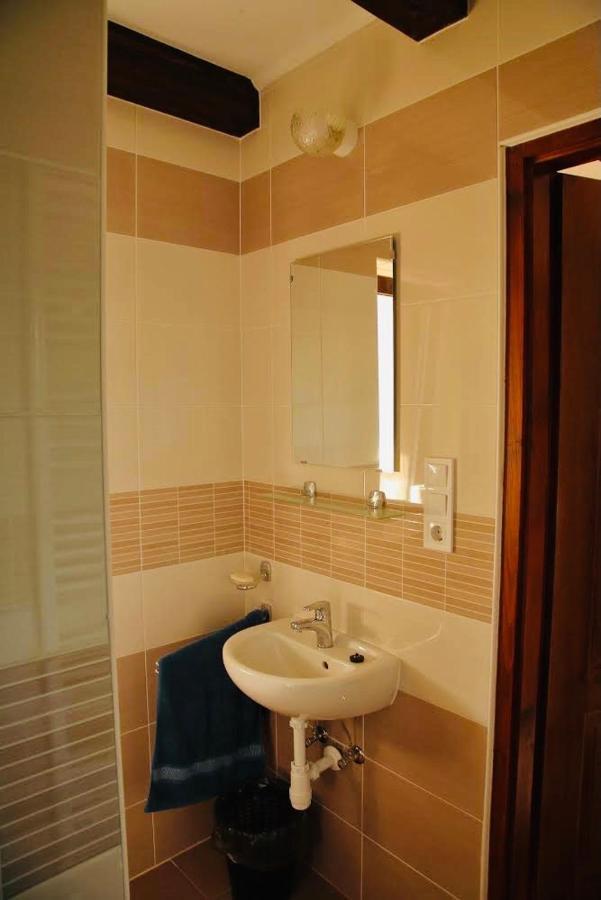 Viktor Vendégház és Apartmanház Baktaloranthaza Esterno foto