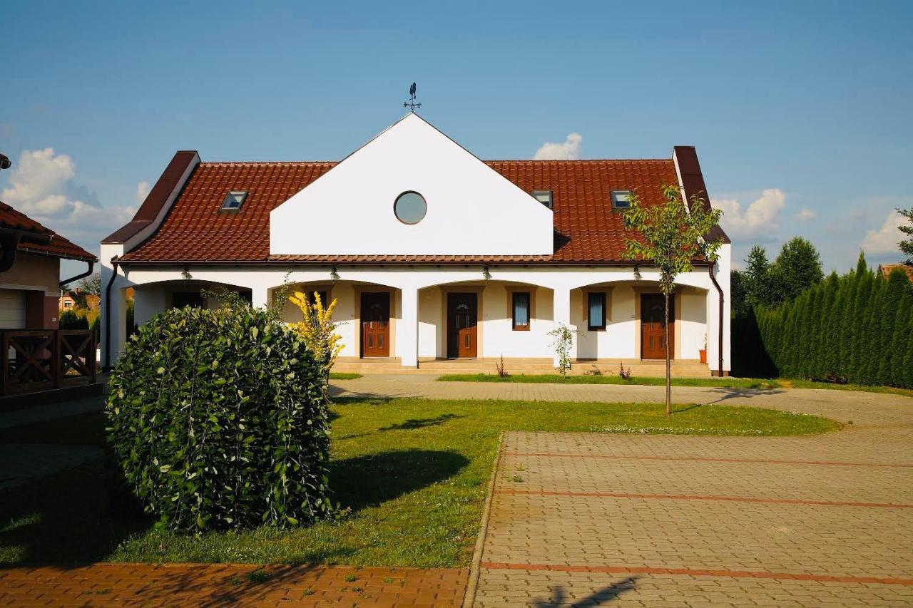 Viktor Vendégház és Apartmanház Baktaloranthaza Esterno foto