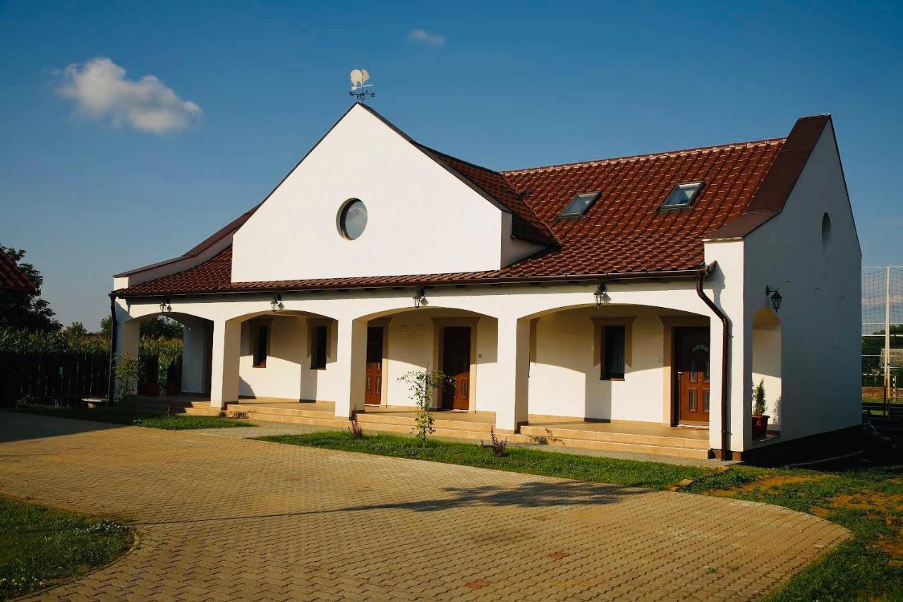 Viktor Vendégház és Apartmanház Baktaloranthaza Esterno foto
