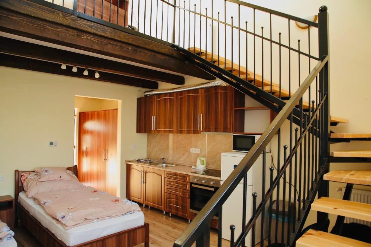 Viktor Vendégház és Apartmanház Baktaloranthaza Esterno foto