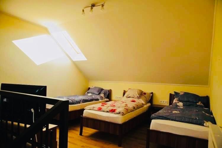 Viktor Vendégház és Apartmanház Baktaloranthaza Esterno foto