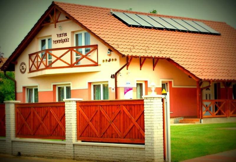 Viktor Vendégház és Apartmanház Baktaloranthaza Esterno foto