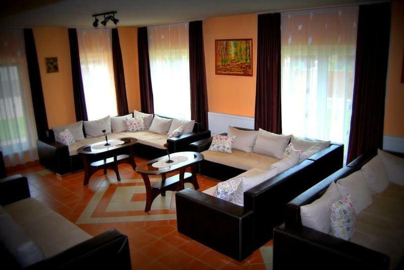 Viktor Vendégház és Apartmanház Baktaloranthaza Esterno foto
