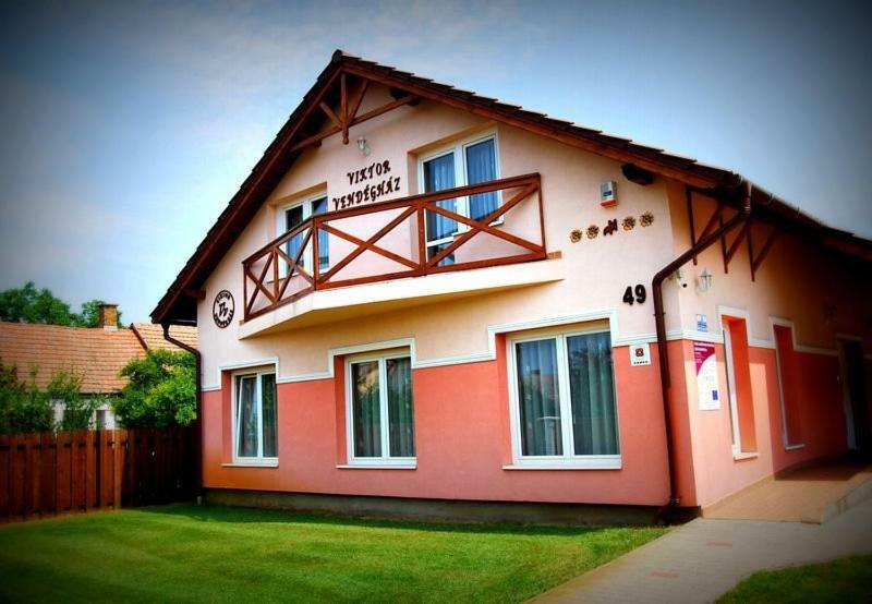 Viktor Vendégház és Apartmanház Baktaloranthaza Esterno foto