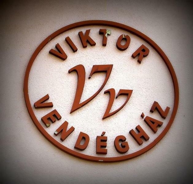 Viktor Vendégház és Apartmanház Baktaloranthaza Esterno foto